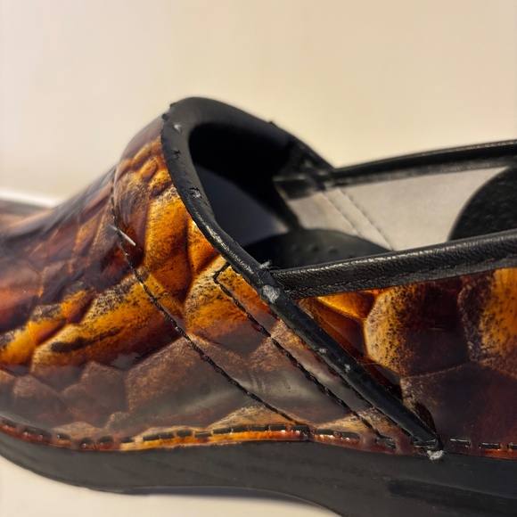 Dansko Patent Leather Clogs Embossed Brown Gold Tigers Eye Womens Shoe 39 US 8.5 - Picture 6 of 7